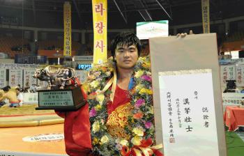 2009 추석장사 씨름대회 서남규 한라장사 등극 이미지